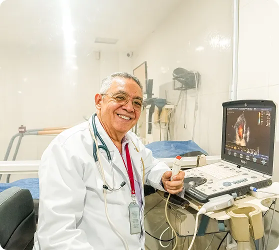 Dr. Orlando Ulloa, cardiólogo en Cartagena, especialista en diagnóstico y tratamiento cardiovascular en ICC Cartagena